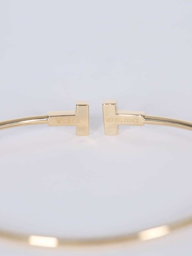 Tiffany & Co. - T Narrow Wire 18kt Yellow Gold Bracelet | www 