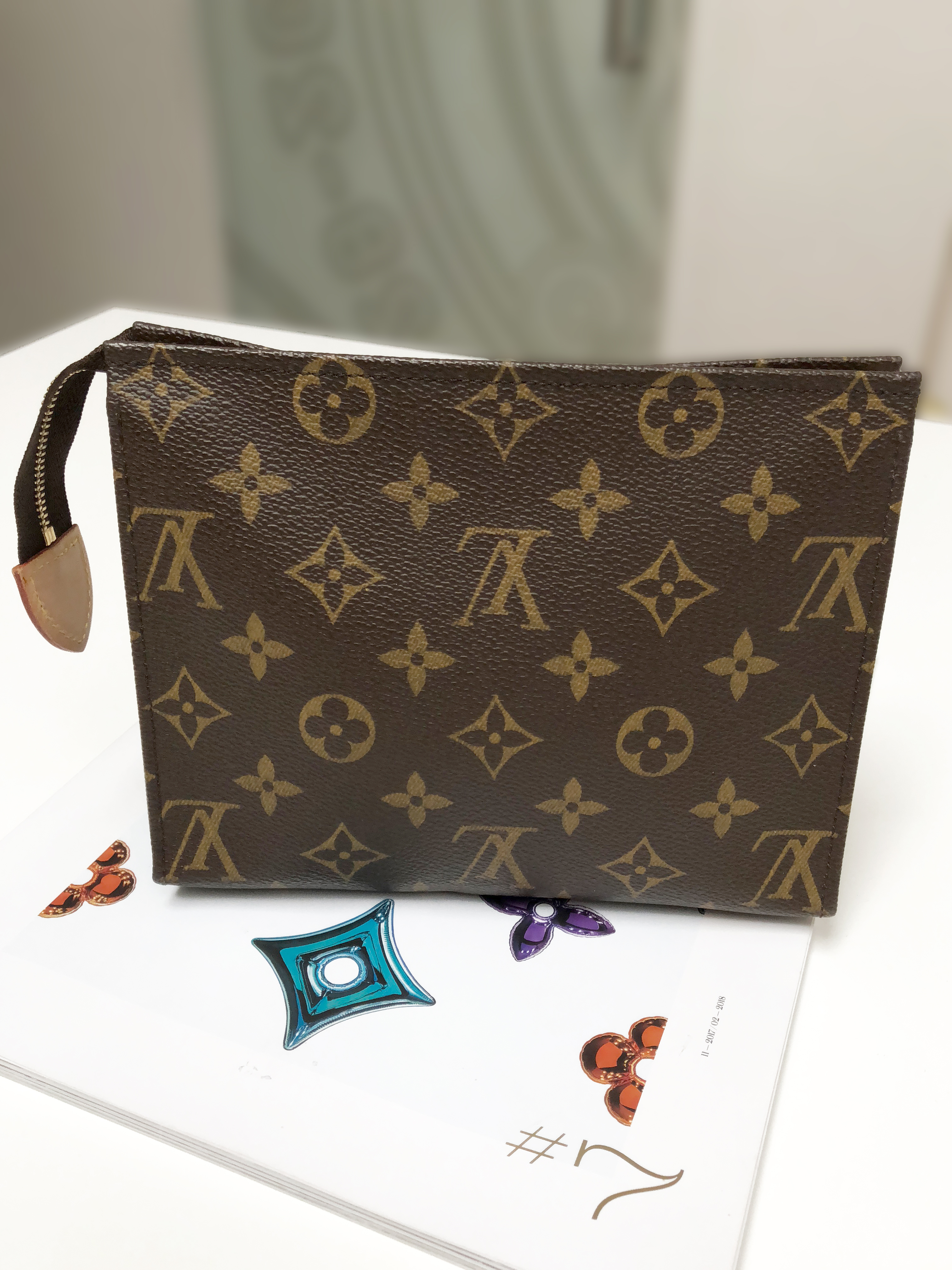 Louis Vuitton LV Vintage Toiletry 19 Pouch, Luxury, Bags & Wallets on  Carousell