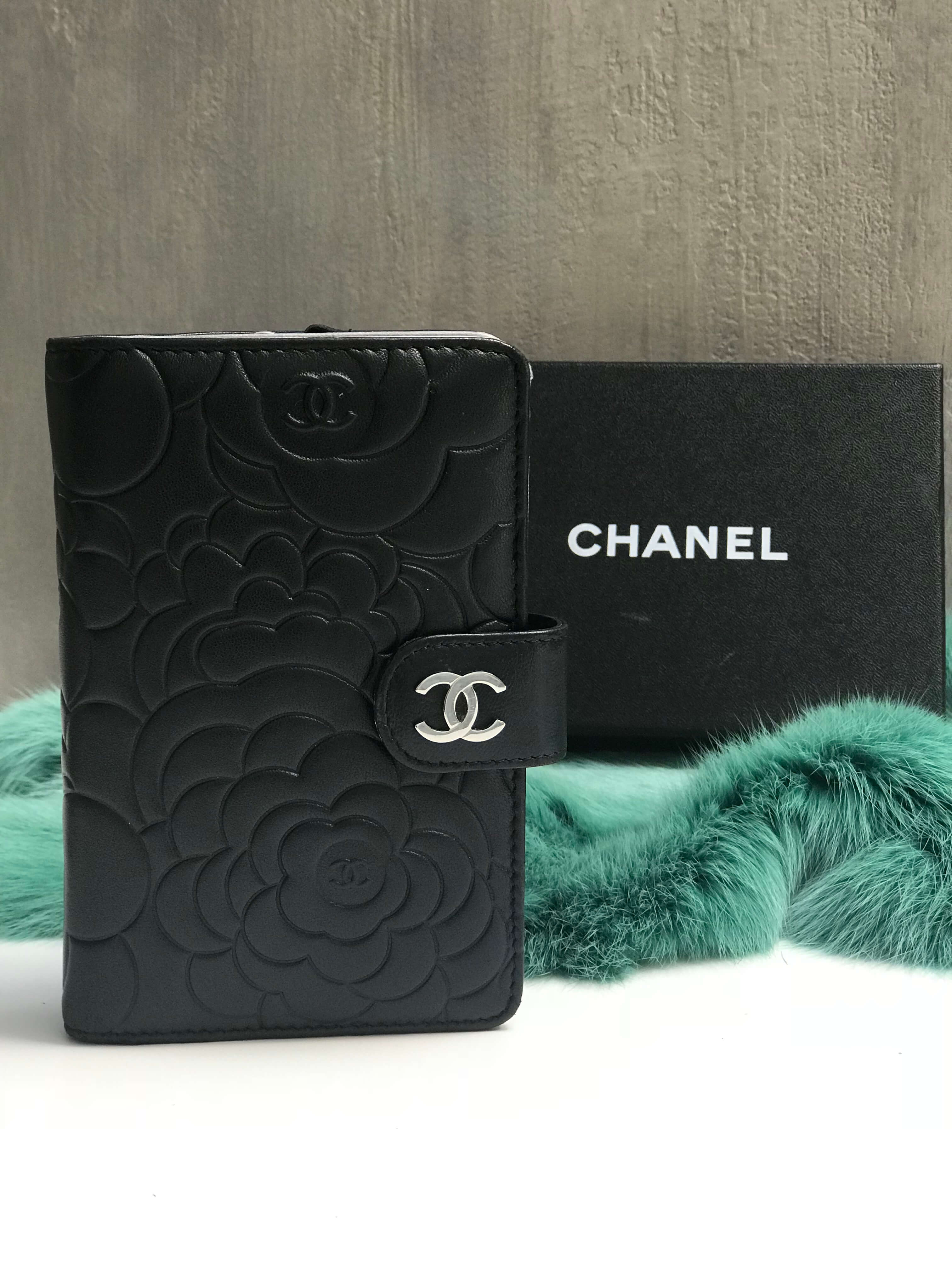 Chanel - Camellia Lambskin Wallet Noir