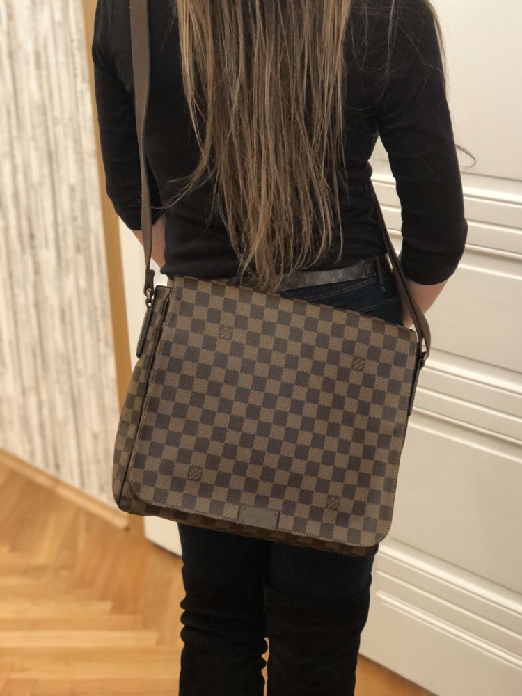 Louis Vuitton District MM Damier Ebene Canvas Messenger www.luxurybags