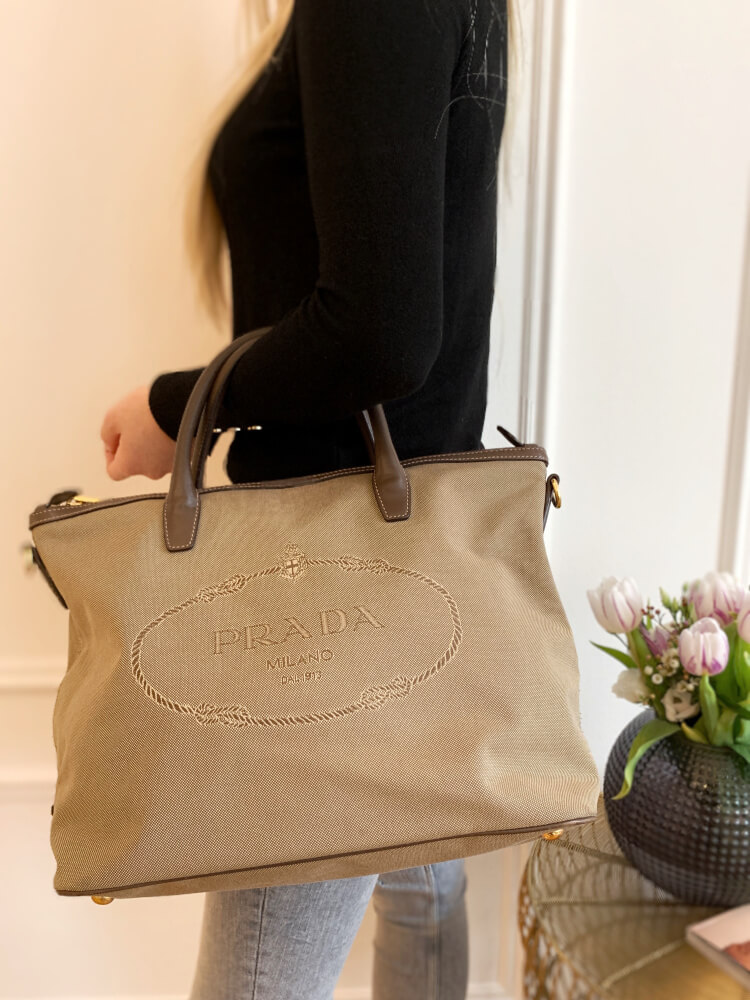 Prada logo bag outlet