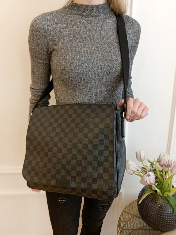 Louis vuitton damier graphite district mm deals