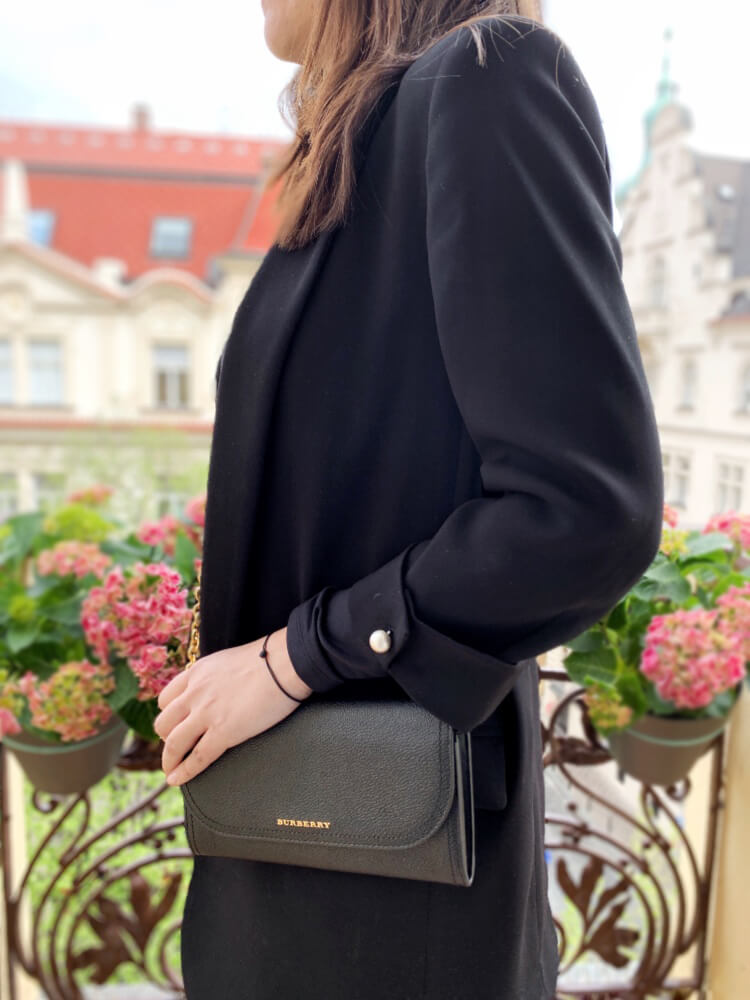 Burberry Henley Soft Grain Wallet On Chain Black www.luxurybags
