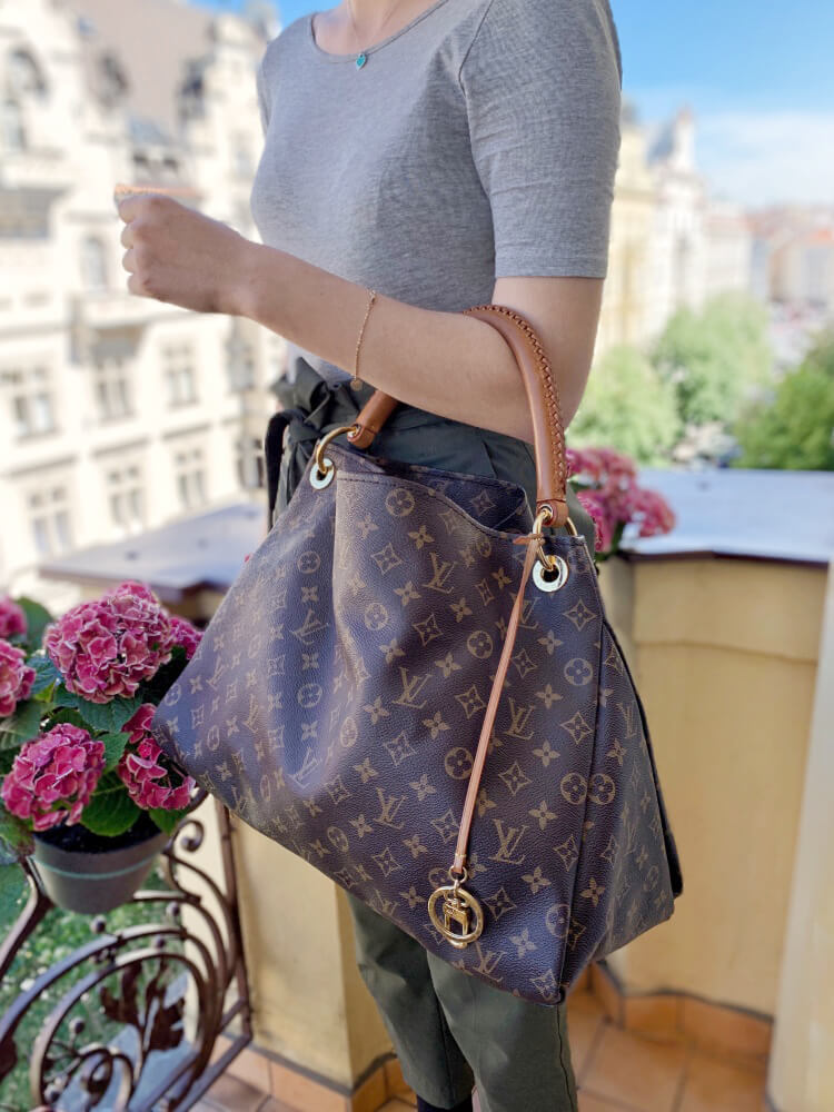 Authentic Louis Vuitton Artsy MM Monogram Canvas Shoulder Bag tote bag