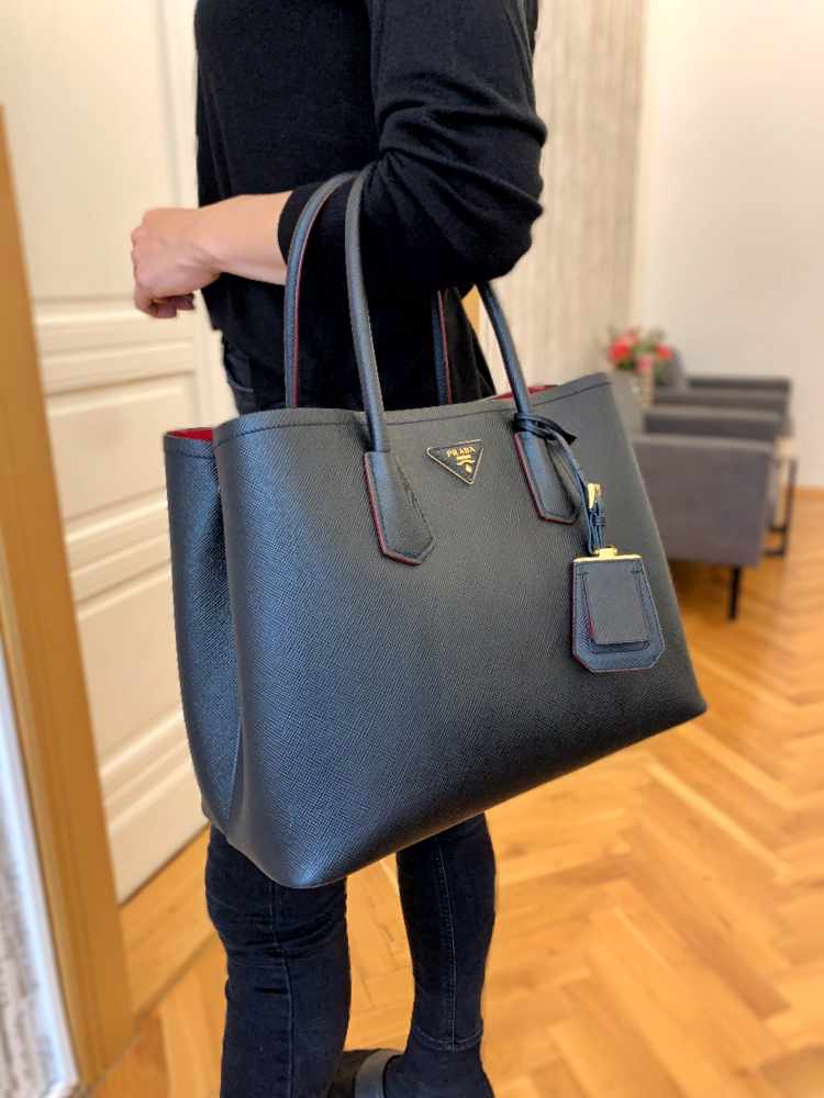 Prada - Double Bag Large Saffiano Cuir Nero/Fuoco