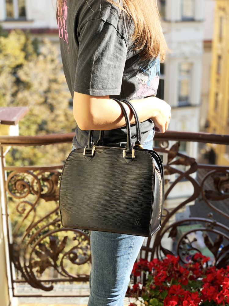 Louis Vuitton Pont Neuf Epi Leather Noir www.luxurybags