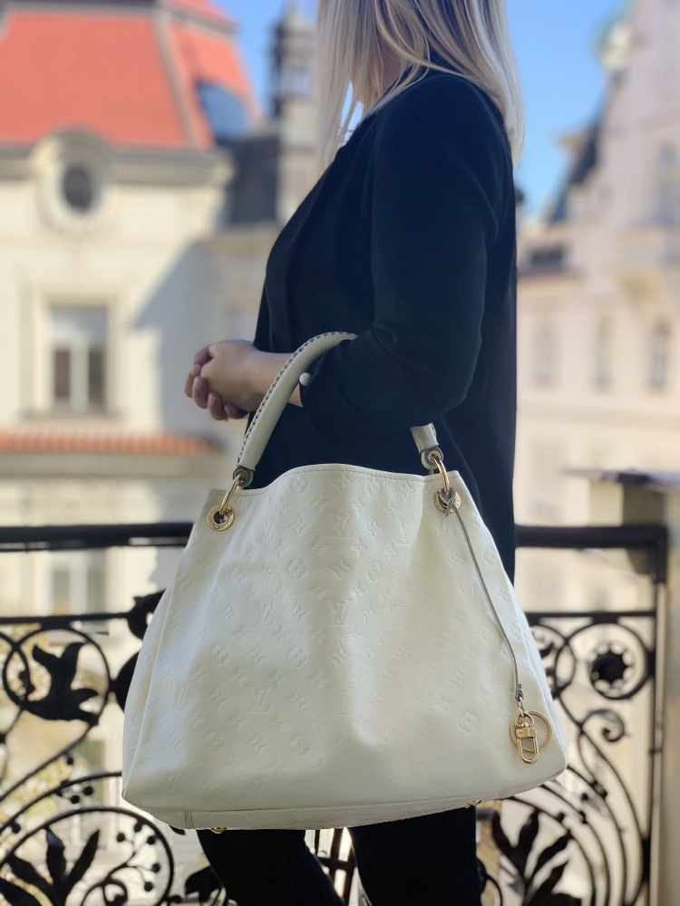 Louis Vuitton Ivory Neige Monogram Empreinte Leather Artsy MM Hobo Bag For  Sale at 1stDibs  best selling louis vuitton bags, louis vuitton artsy, louis  vuitton empreinte artsy mm neige