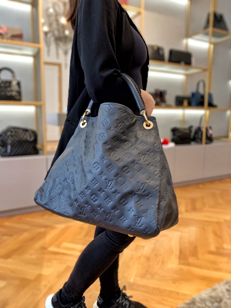 Sac Artsy MM en cuir empreinte bleu Louis Vuitton - Seconde Main / Occasion  – Vintega