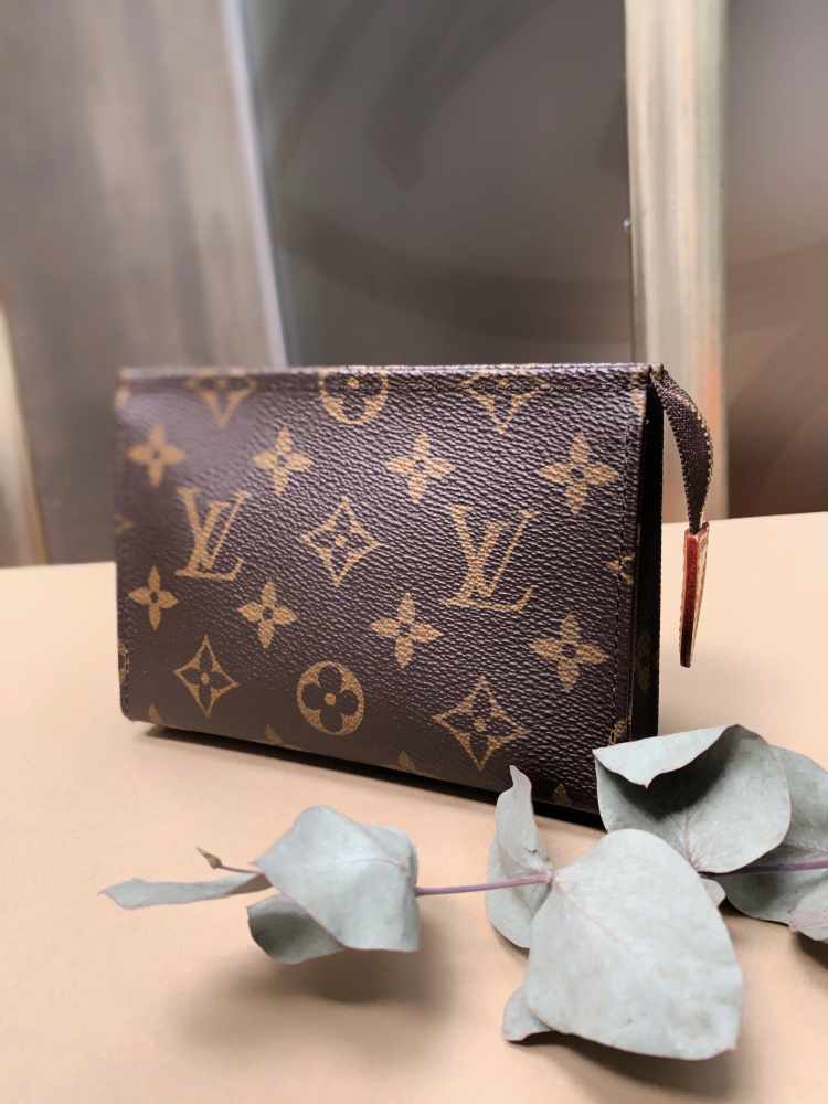 lv toiletry pouch 15