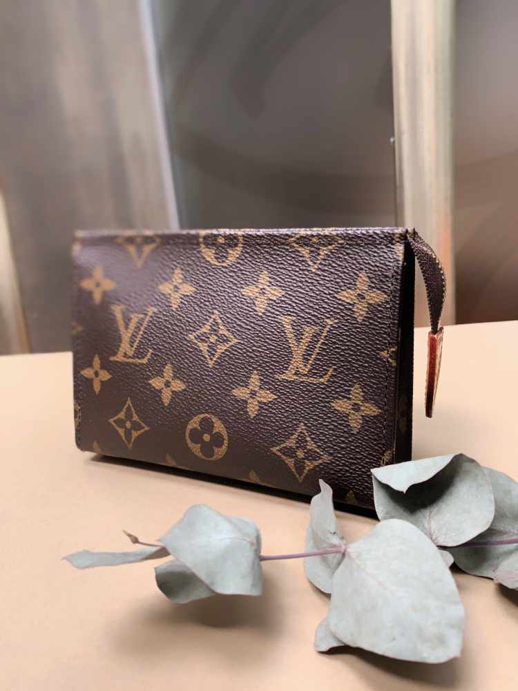 Louis Vuitton Monogram Canvas Poche Toilette 15 Cosmetic Pouch - Yoogi's  Closet