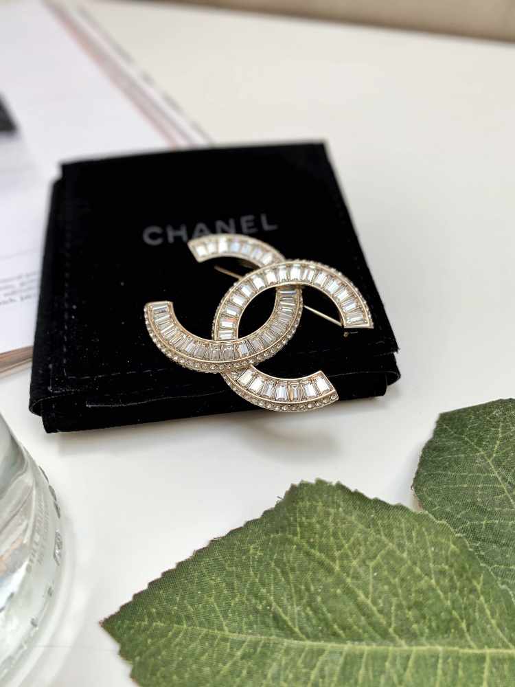 Chanel Glass Pearl CC Brooch Gold in Metal/Glass Pearls with Gold-tone - DE