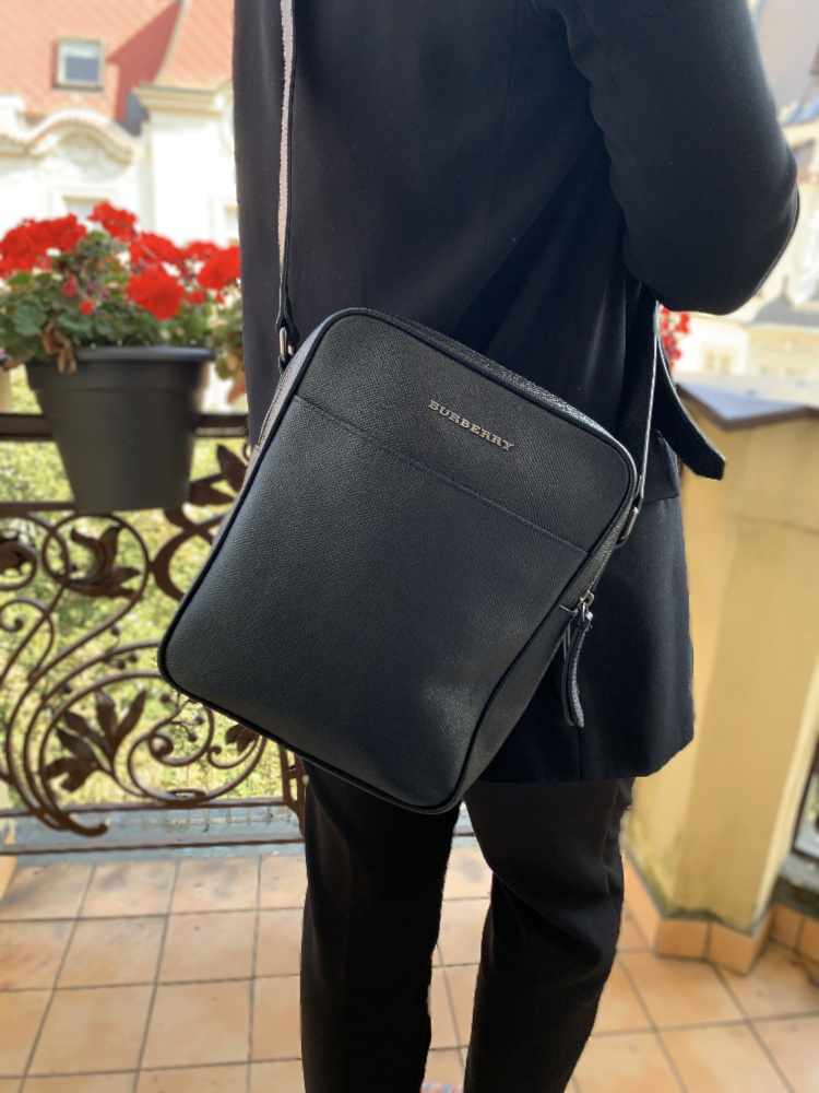 Burberry Leather Men Messenger Black www.luxurybags
