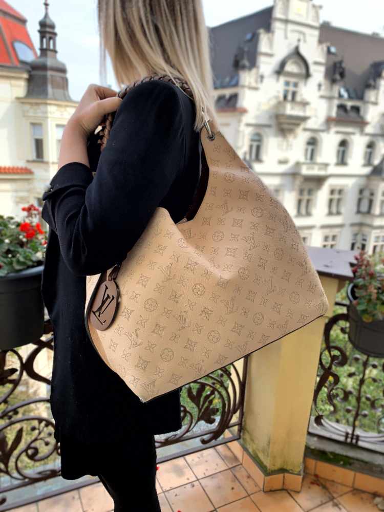 LOUIS VUITTON Mahina Carmel Hobo Creme 1256684