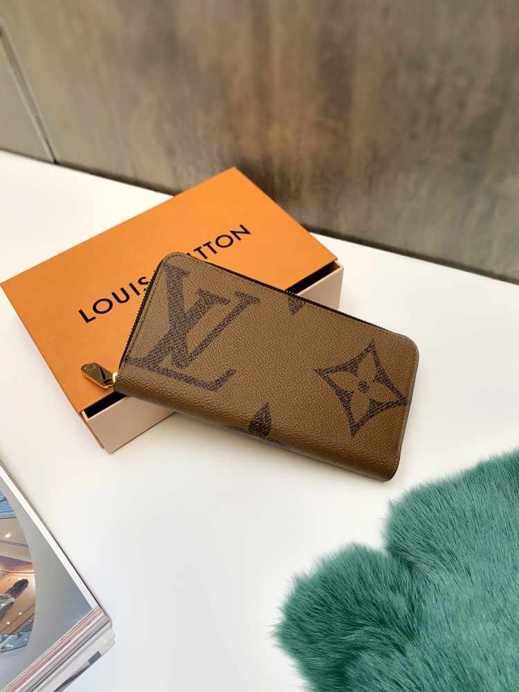 Lv giant monogram wallet 2025