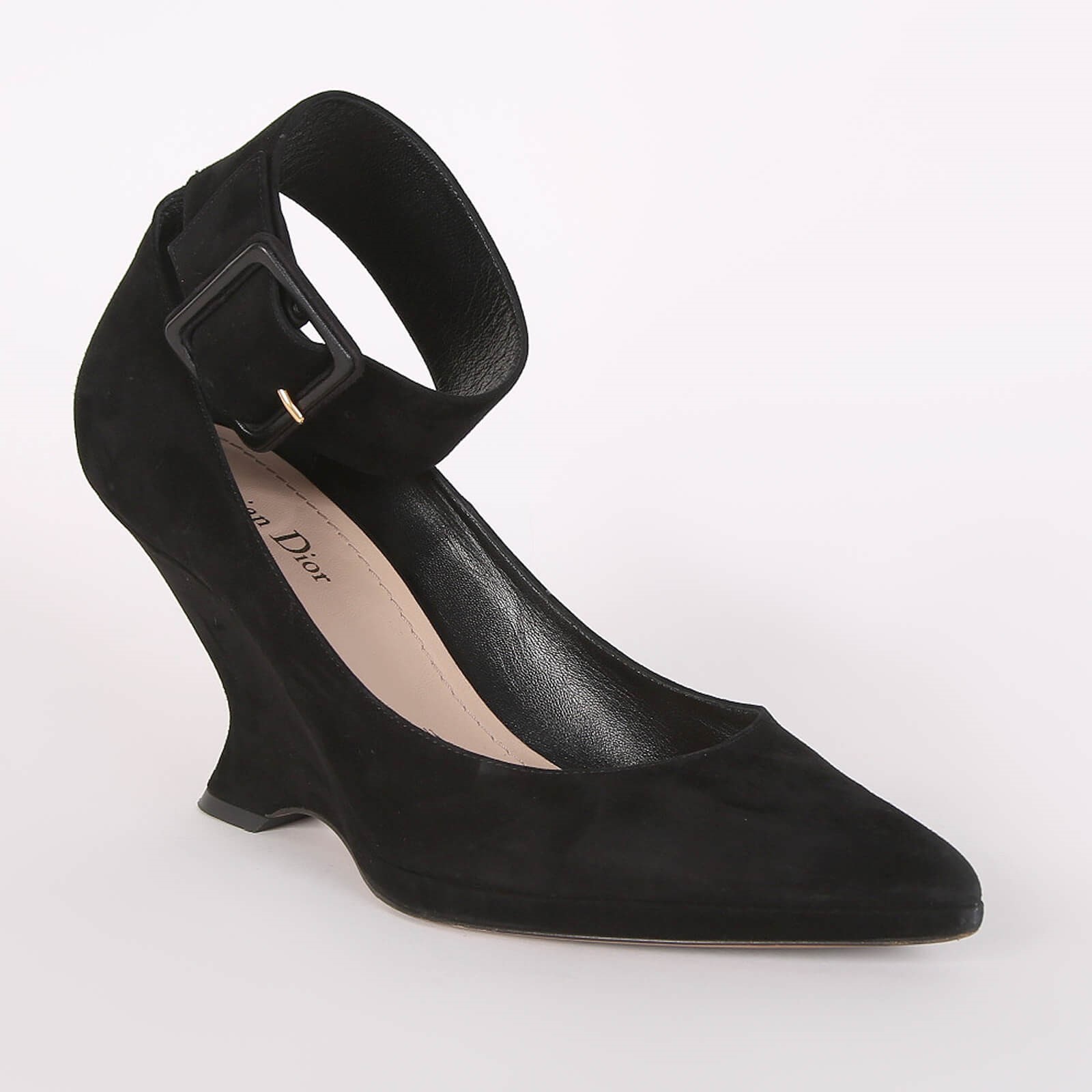 Black pumps with strap 2025